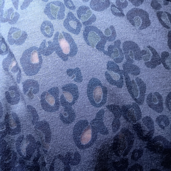 a.n.a. A New Approach Blue Animal Print Top – Size 1X – NWT - Picture 7 of 13